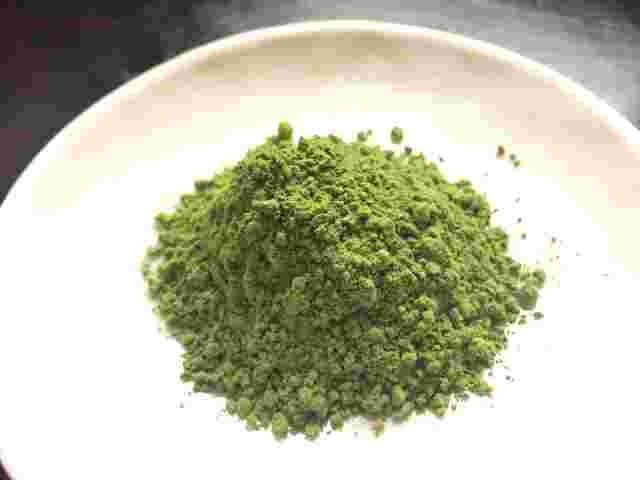 皿に盛られた粉末緑茶