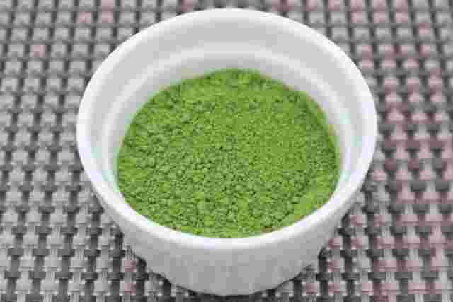 器に入った粉末緑茶
