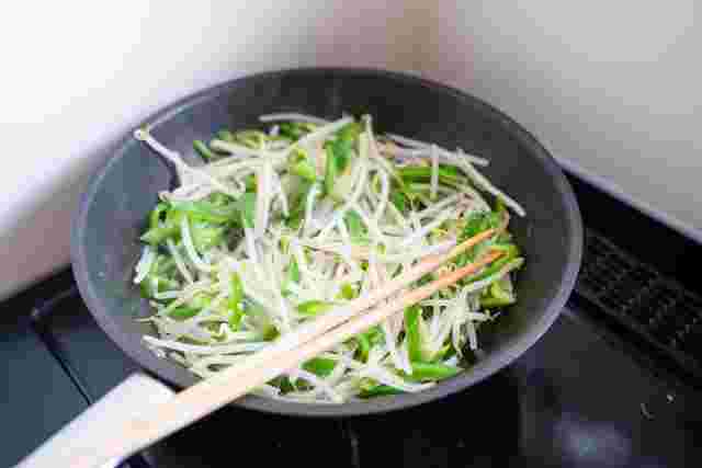 野菜を炒めているフライパン