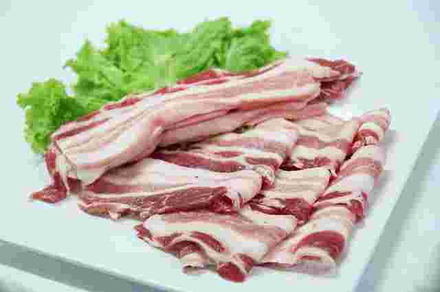皿に乗った生の豚肉とレタス