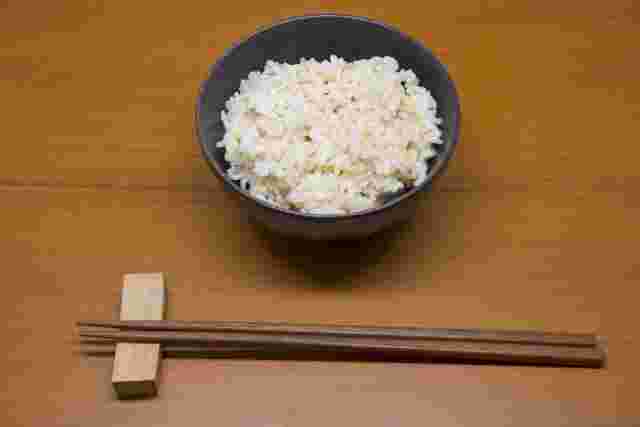 茶碗に盛られた玄米ご飯と箸