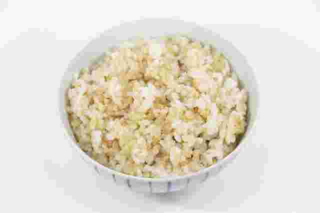 茶碗の盛られた玄米ご飯