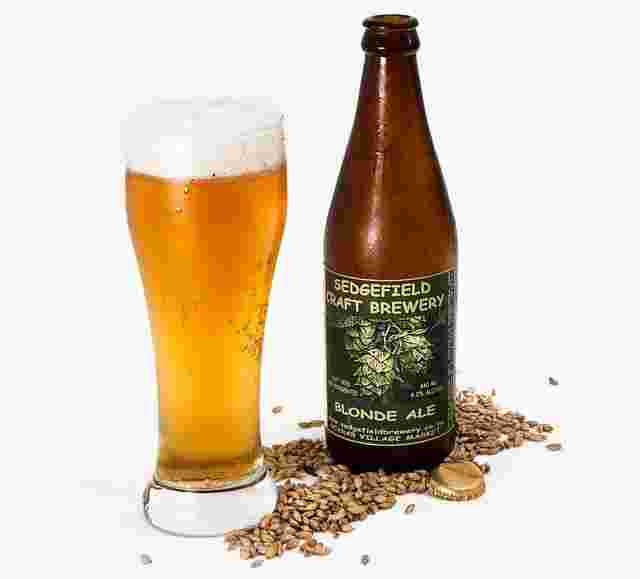グラスに入ったビールとビールの瓶