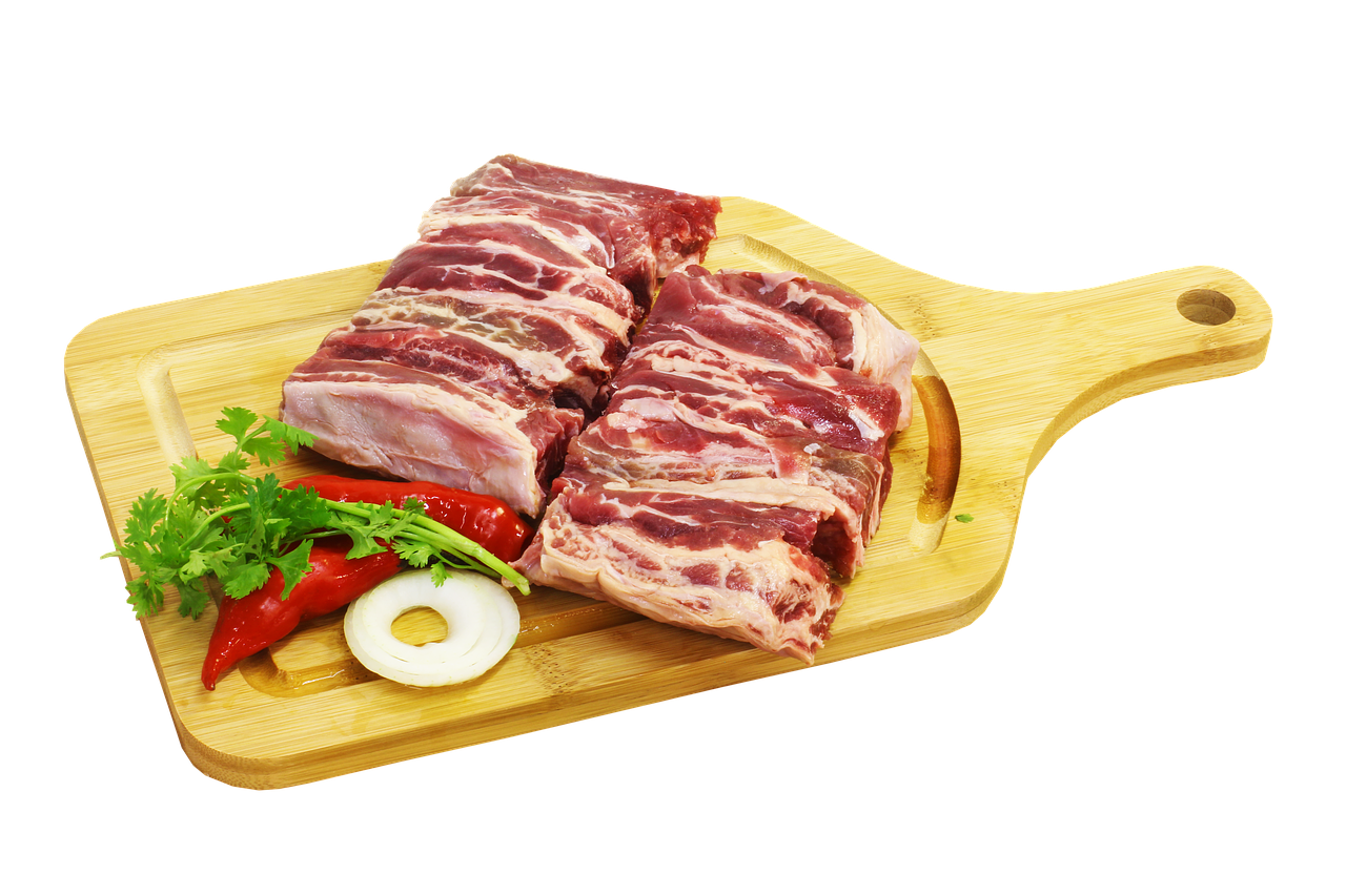 木のトレーに並べられた牛肉