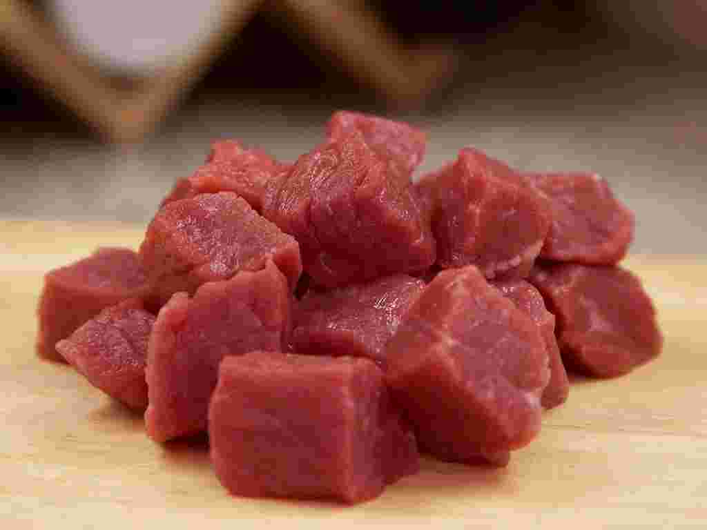 サイコロ状にカットされた牛肉