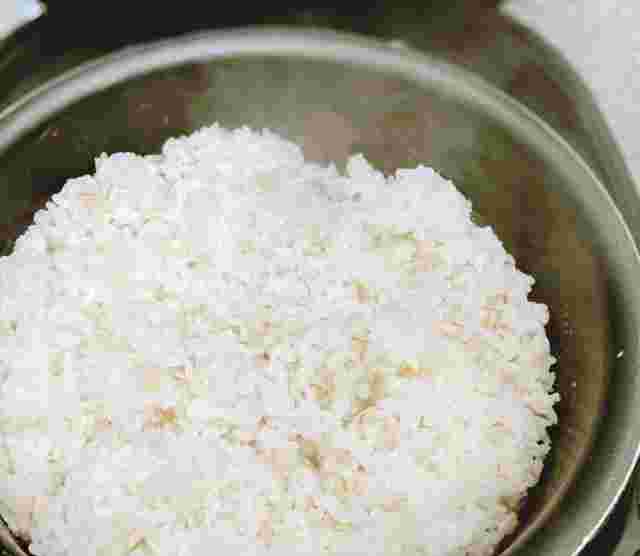 炊飯釜に入ったもち麦入りご飯