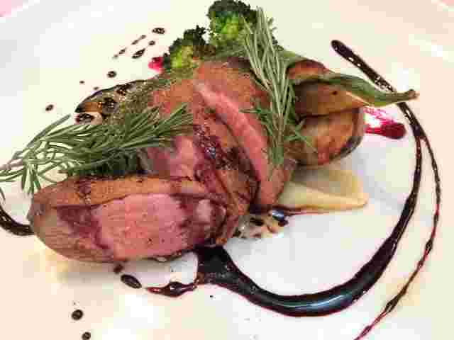 鴨肉のローストにかけたバルサミコ酢