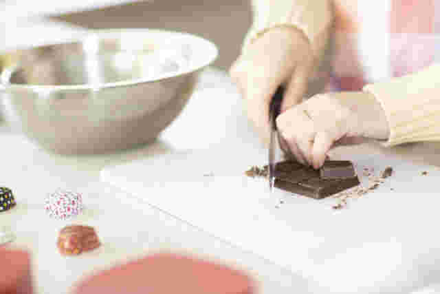 チョコレートを刻んでいる女性