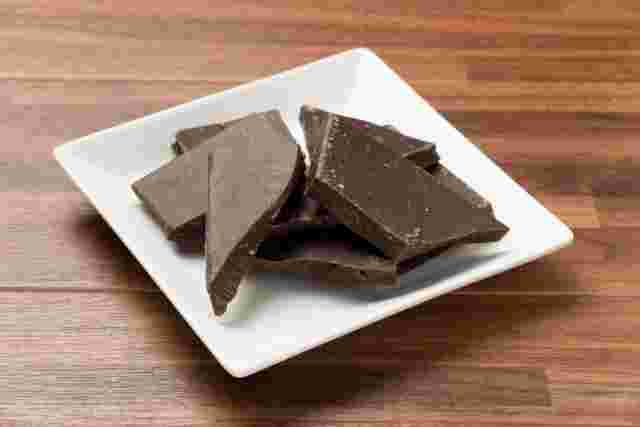 皿に乗った割れた板チョコレート