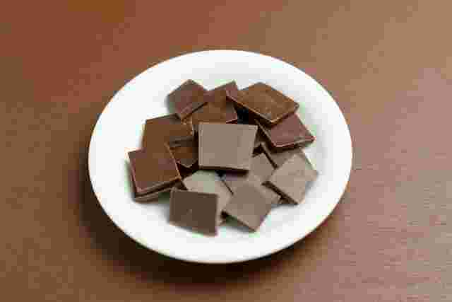 皿に乗ったチョコレート