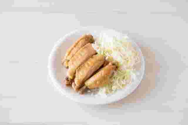 焼いた手羽中と千切りキャベツ