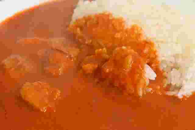 盛られたバターチキンカレー