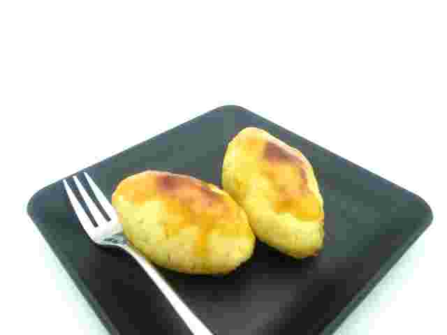 皿に乗ったスイートポテトとフォーク