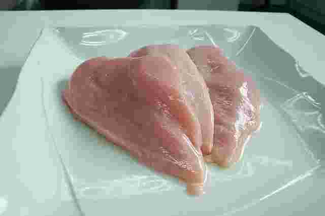 皿に乗った生の鶏肉