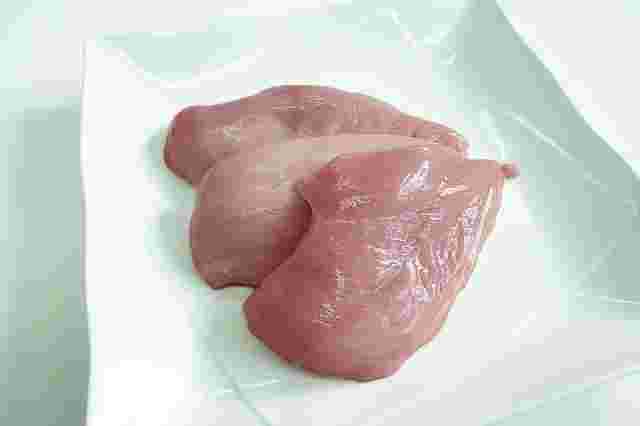 皿に乗った生の鶏肉