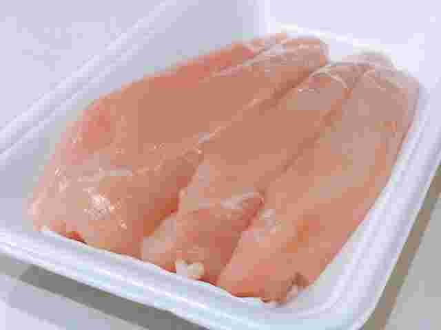 パックに入った生の鶏肉