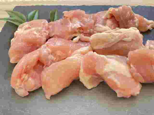 皿に乗った生の鶏肉