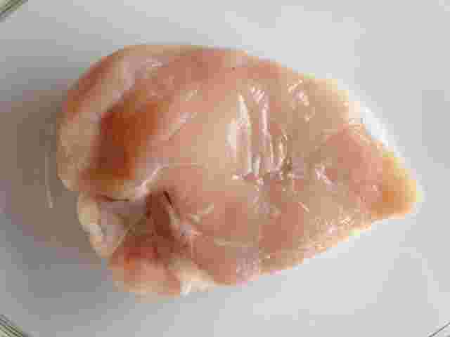 皿に乗った生の鶏肉