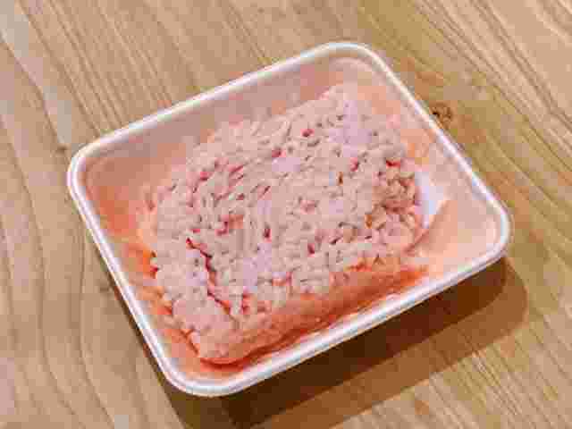 パックに入った生の鶏肉