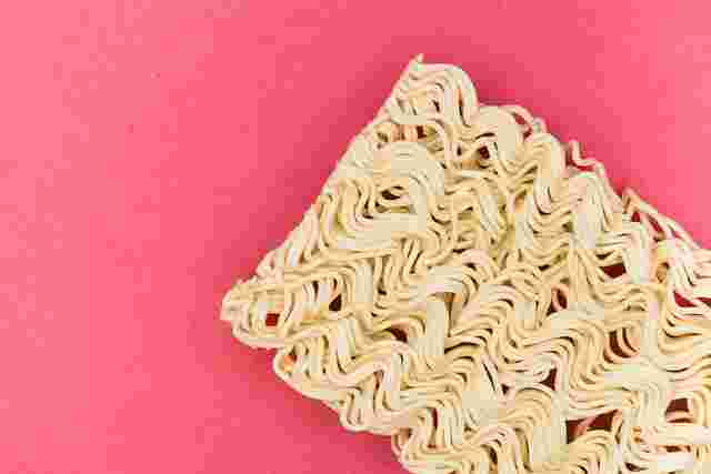 インスタントラーメンの麺