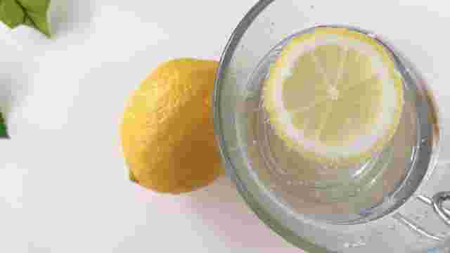 ポッカレモン入りの炭酸水とレモン