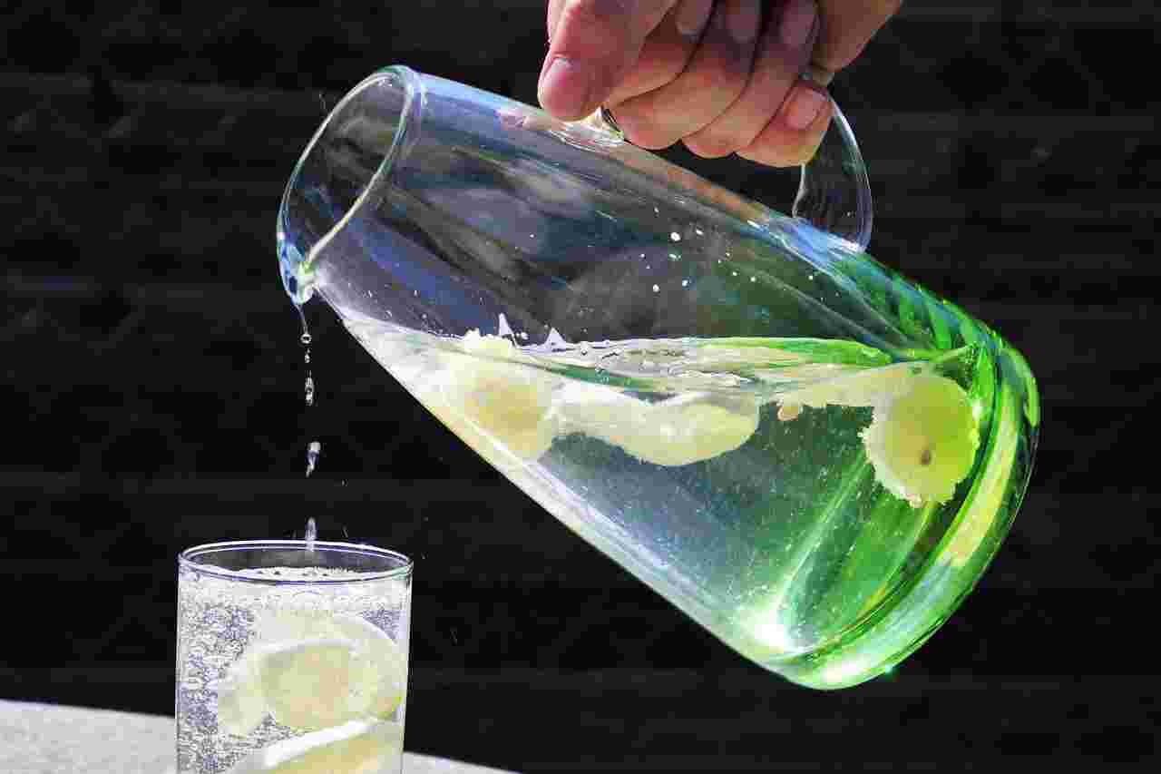 レモン入りの水を注いでいるグラス