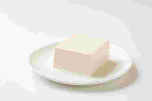 皿に乗った豆腐
