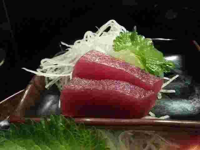 マグロの刺身とツマ