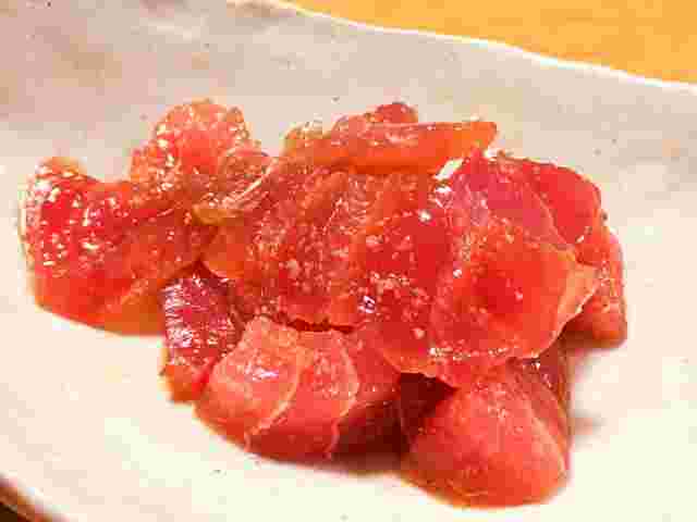 醤油漬けにしてあるマグロの刺身