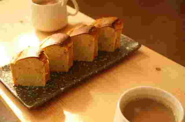 カットしたシフォンケーキとコーヒー