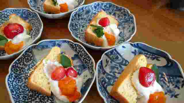 クリームとフルーツをトッピングした複数のシフォンケーキ