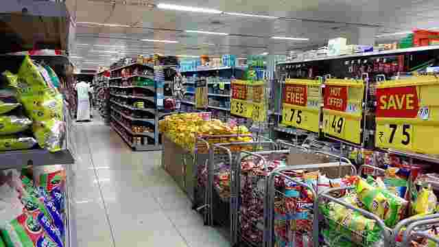 スーパーの食品売り場