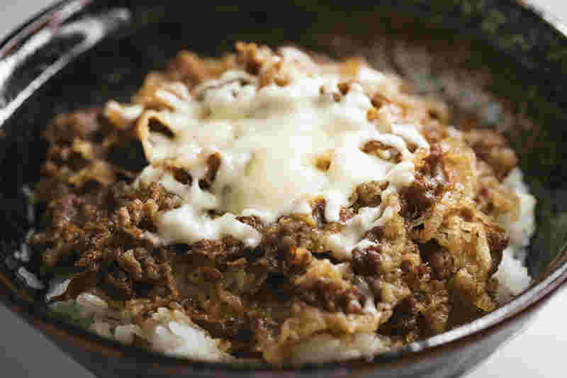 チーズをトッピングした牛丼