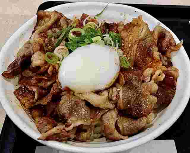 温泉卵とネギをトッピングした牛丼