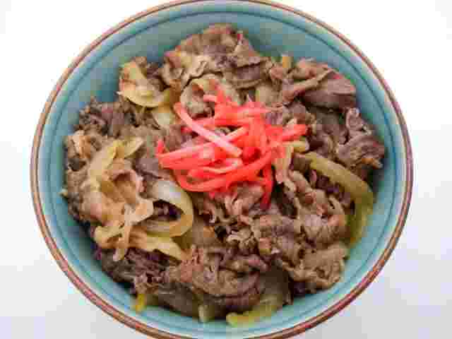 紅生姜をトッピングした牛丼