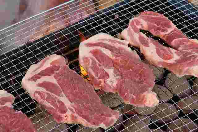 網で焼いている豚の肩ロース肉