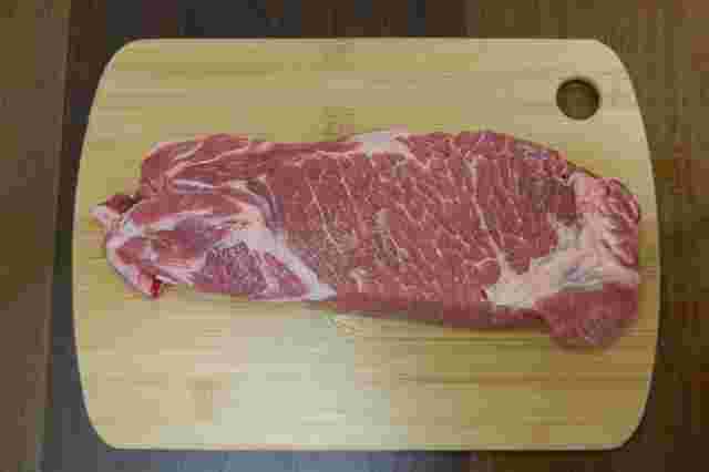 まな板に乗った豚肩ロース肉