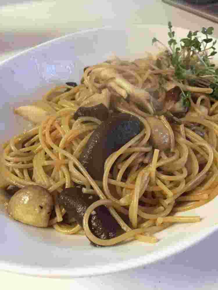全粒粉パスタの和風きのこペペロンチーノ