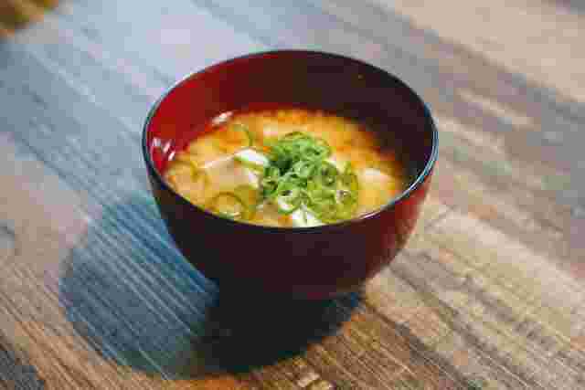 豆腐とネギの味噌汁
