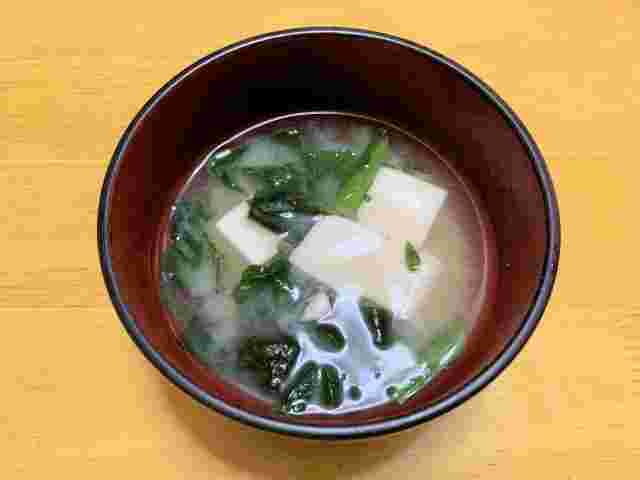 豆腐とほうれん草の味噌汁
