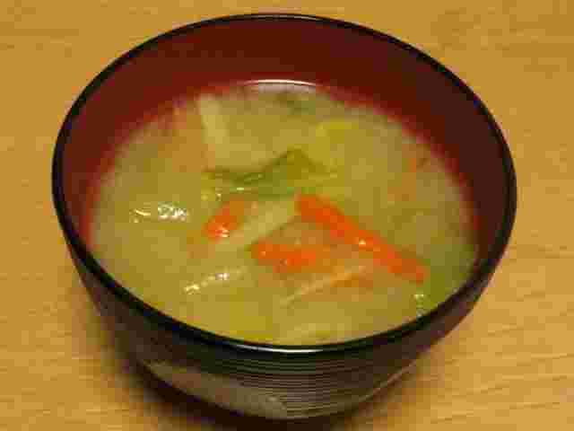 白菜とにんじんの味噌汁