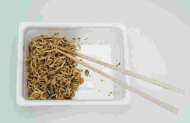 食べかけのカップ焼きそばと割り箸