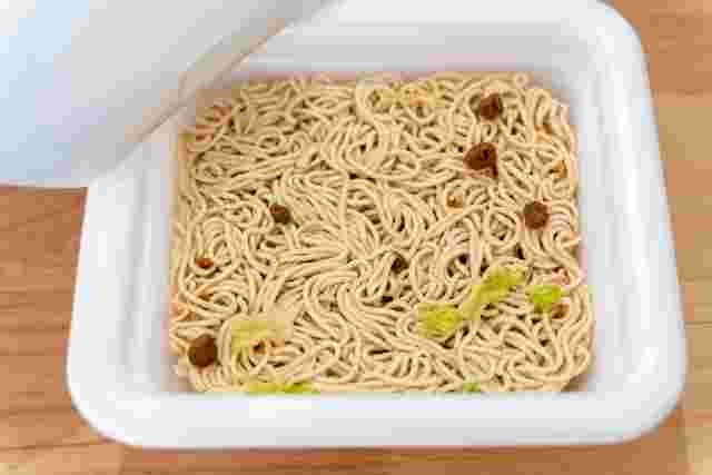 お湯を入れる前のカップ焼きそば