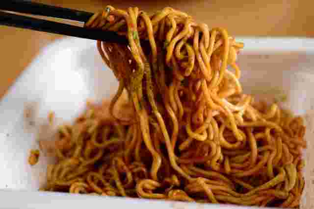 カップ焼きそばの麺をつかむ箸