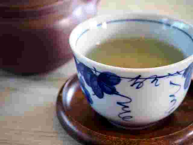 湯呑に入った昆布茶