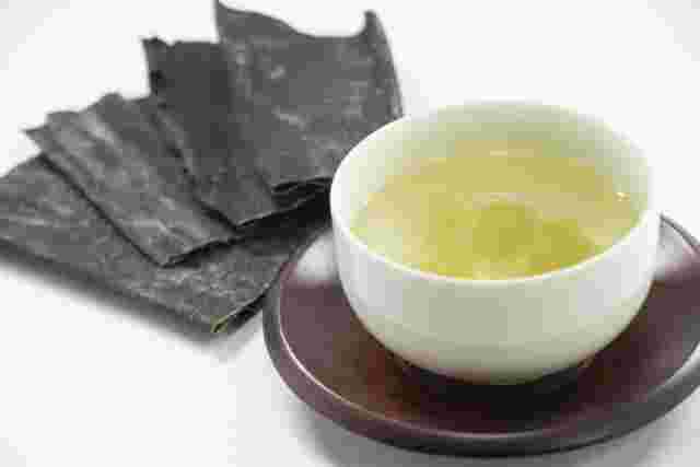 昆布と湯飲みに入った昆布茶