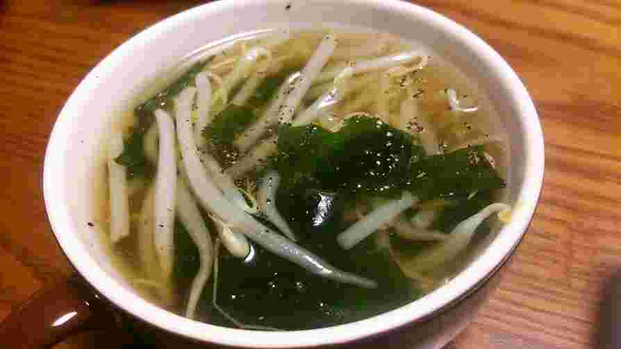 カレーに合うスープのもやしとわかめのスープ
