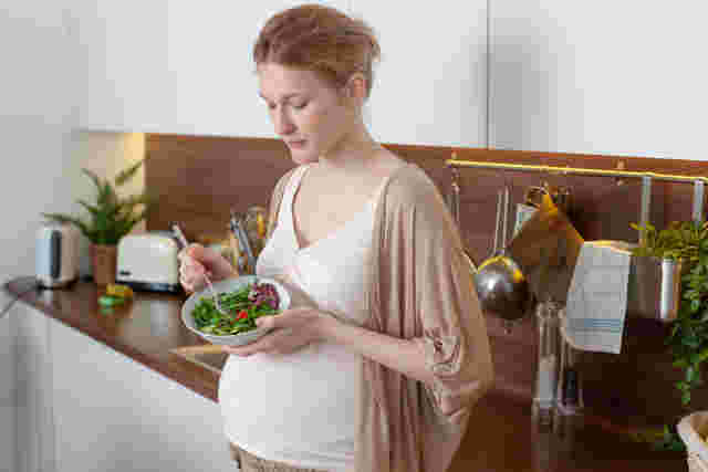 食事中の妊婦