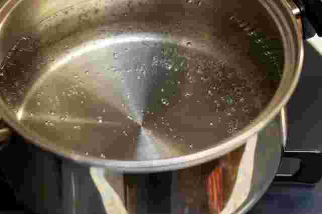 鍋に入れた熱湯