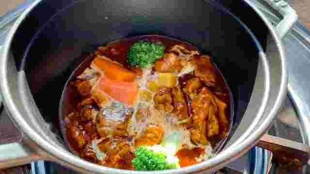 鍋で煮込み中のビーフシチュー